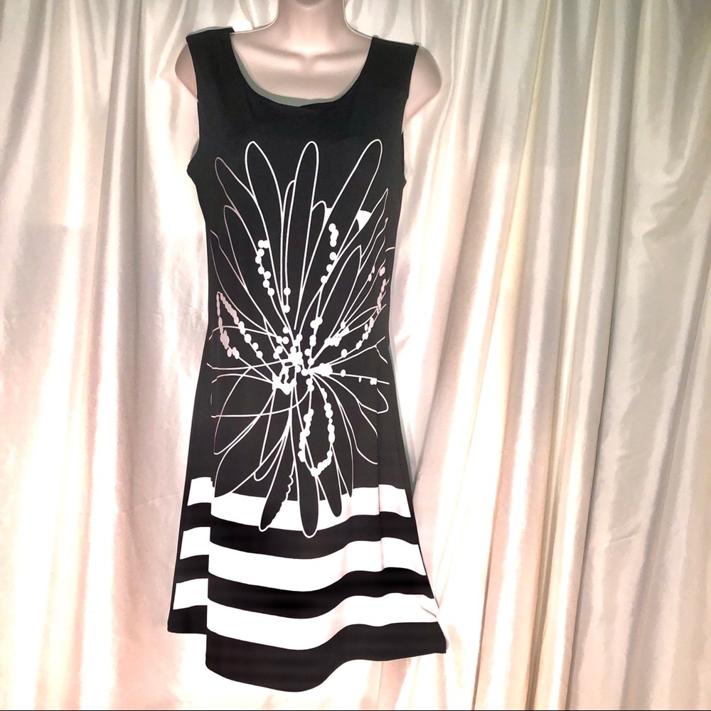 Black and white floral sleeveless dress. Worn maybe 8 hours. Sz S, fits M too